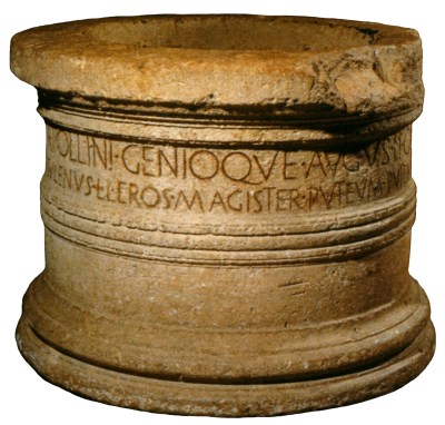 Il puteale con iscrizione scoperto alla met del XVIII secolo. La presenza del magister (pagi o vici) e la dedica ad Apollo rivelano il calibrato tramite culturale tra la realt locale e il potere centrale
