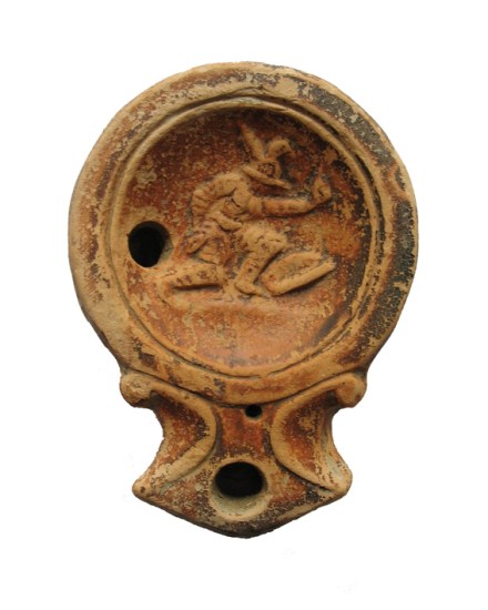 Lucerna a volute con decorazione di gladiatore: San Vincenzo di Galliera, scavi 2005