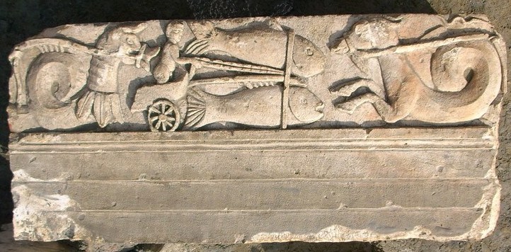 Il fregio di pietra calcarea scolpito con la raffigurazione di putti su carri trainati da pesci, ippocampi e altri animali