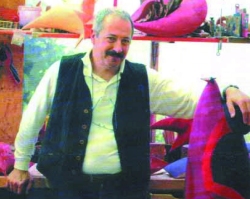 Rodolfo Pasquinelli tra le sue eclettiche e coloratissime creazioni 