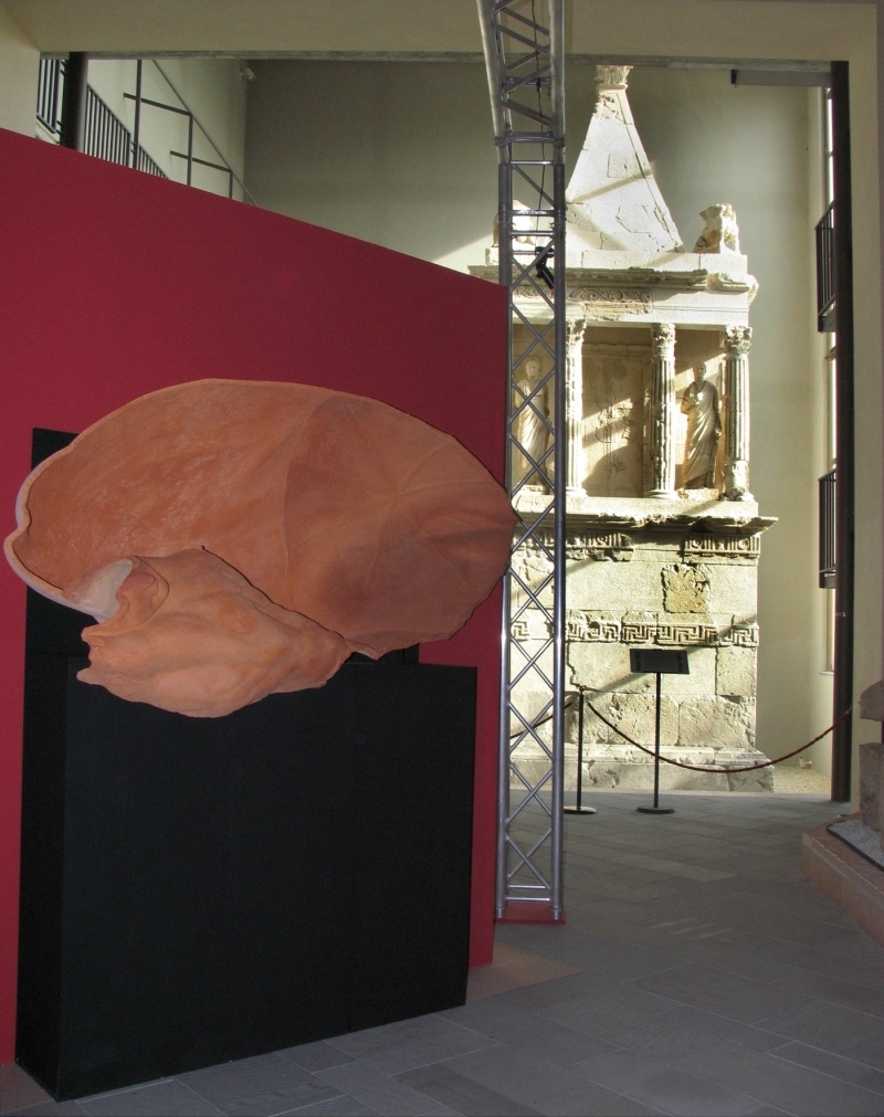 L'imponente scultura in terracotta di Aldo Rontini, "La Stella", dialoga con il Mausoleo di Rufus (seconda met del I sec. a.C.)