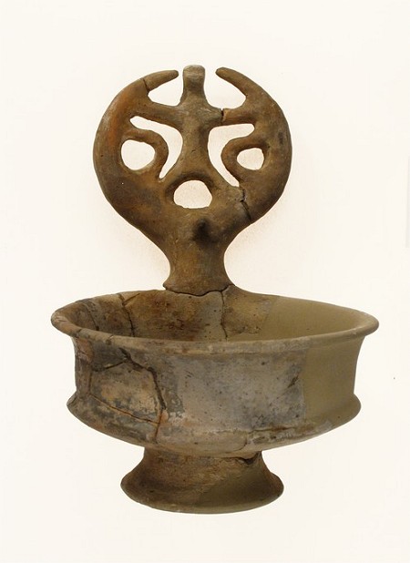 Tazza con ansa a disco figurata:  stata trovata nella Tomba C/1988, Podere Lippi