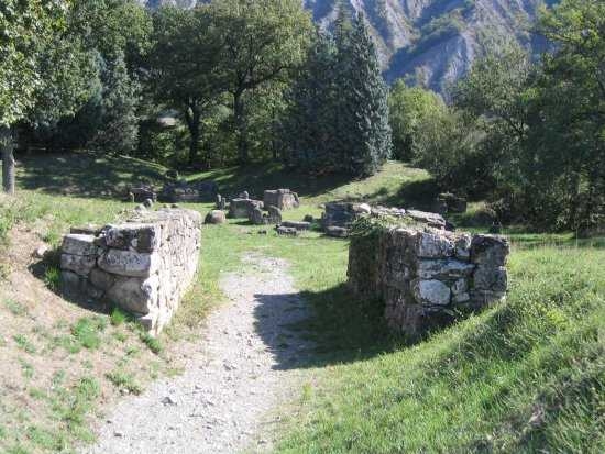 L'ingresso orientale della citt e, sullo sfondo, la necropoli est