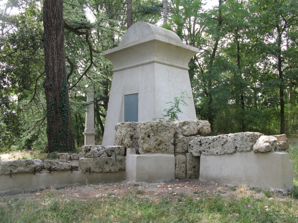 La sistemazione ottocentesca dell'Acropoli, con il tratto di acquedotto etrusco, la sorgente e l'obelisco commemorativo