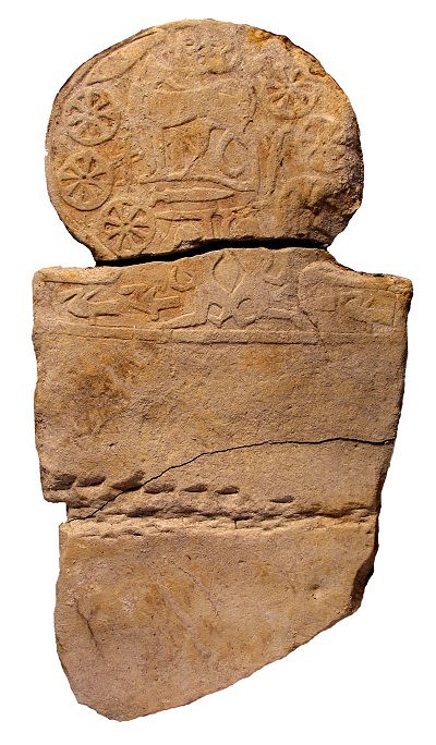 La stele a disco della Tomba 7 con la complessa decorazione a bassorilievo 