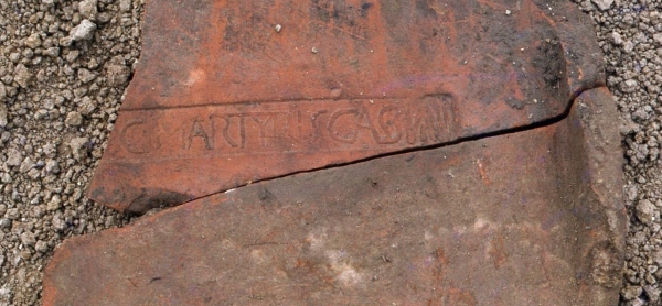 Tegola con impresso il nome del santo  Sancti Martyris Cassiani 
