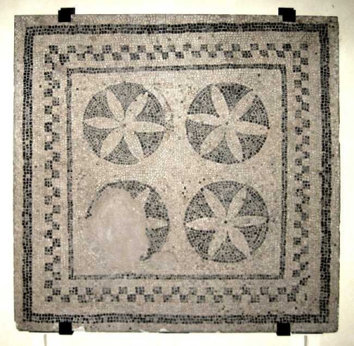 Pavimento a mosaico recuperato negli scavi del 1933, conservato presso la Soprintendenza per i Beni Archeologici dell'Emilia-Romagna