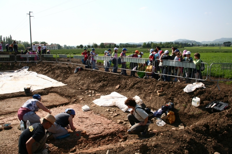 Studenti in visita guidata agli scavi 2008