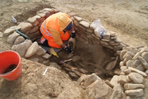 Lantropologa al lavoro su una tomba a inumazione di fase etrusca (via Cassola)