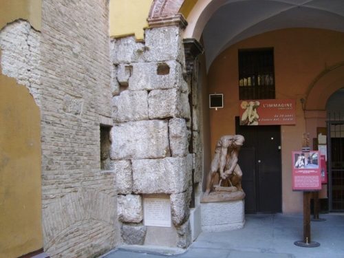 Resti murari in selenite allinterno di Palazzo Conoscenti in Via Manzoni