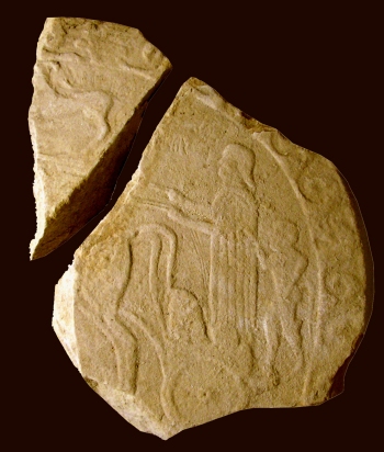 parte della stele rinvenuta negli scavi in via Saffi
