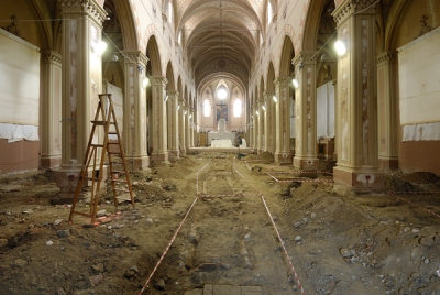 Veduta dell'area di scavo all'interno della chiesa di San Francesco a Modena