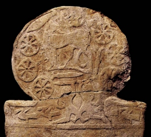 Particolare della stele a disco della Tomba 7, rinvenuta negli scavi archeologici a Marano di Castenaso