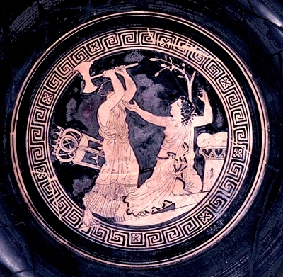 Clitennestra massacra Cassandra a colpi dascia bipenne. Kylix attica a figure rosse. Attribuito al Pittore di Marlay (430 a.C.) Tomba 264 Valle Trebba