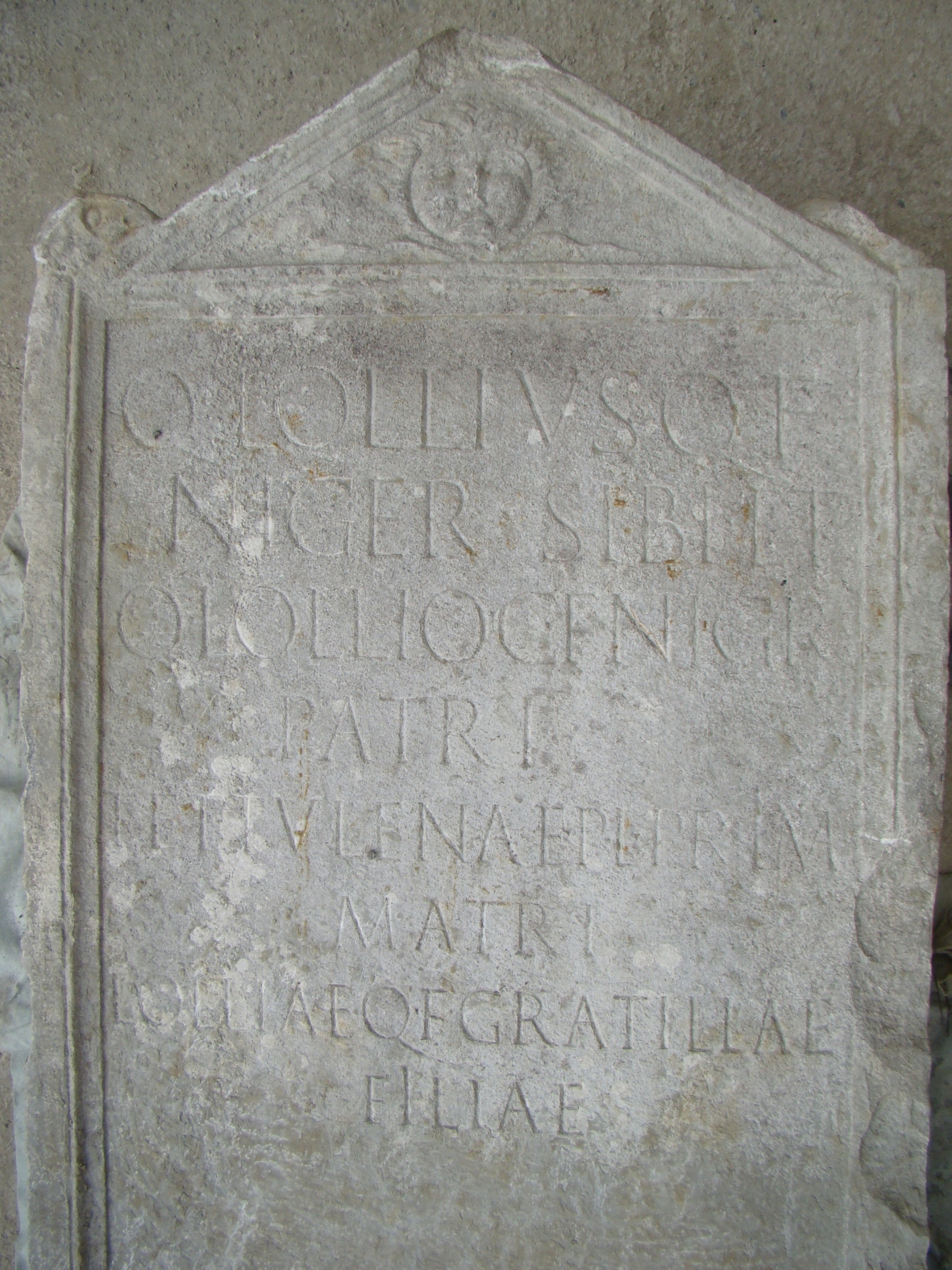 Dettaglio della stele e del suo specchio epigrafico