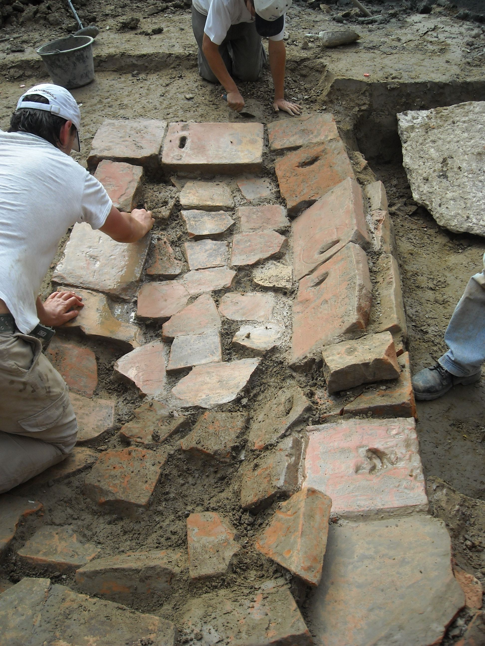 Lo scavo di une delle tombe a cassa lateriazia di et tardoantica, rinvenute nello scavo di Viale Menotti a Modena (maggio 2009)