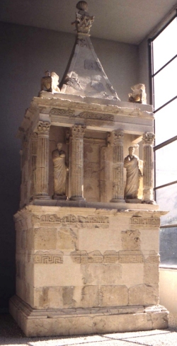Sarsina (FC) - Luci abbassate sul mausoleo di Rufus