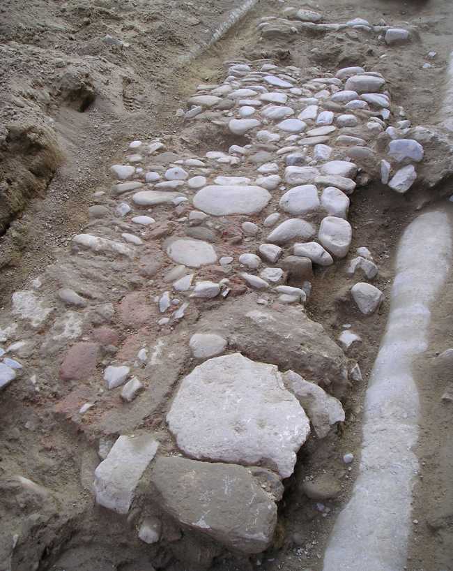Il piano stradale trovato di fronte al loggiato del Palazzo del Comune