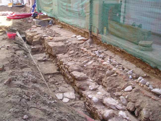 La struttura muraria durante le operazioni di scavo