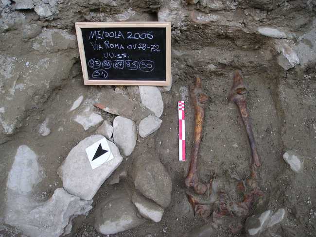 I resti della tomba e del secondo scheletro