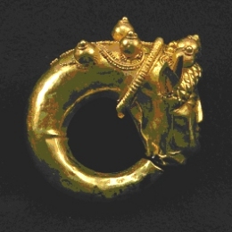 Orecchino in oro con protome di Acheloo, divinit fluviale della mitologia greca