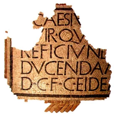 Iscrizione a mosaico inserita in un pavimento in laterizio a spina di pesce e riferibile all'edificio termale