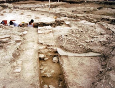 Lo scavo di alcune fosse di spogliazione (di et medievale e moderna) delle strutture murarie del settore termale