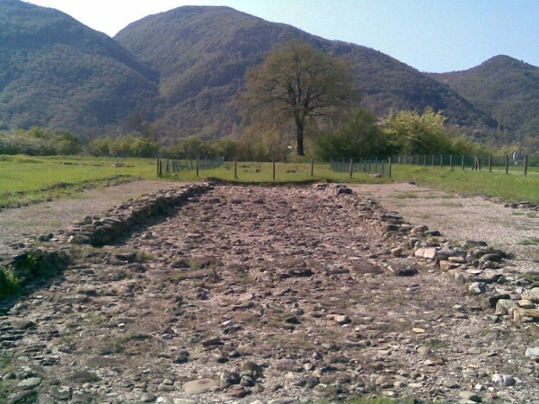 Una delle strade principali della città (cd Plateia A) dopo il restauro