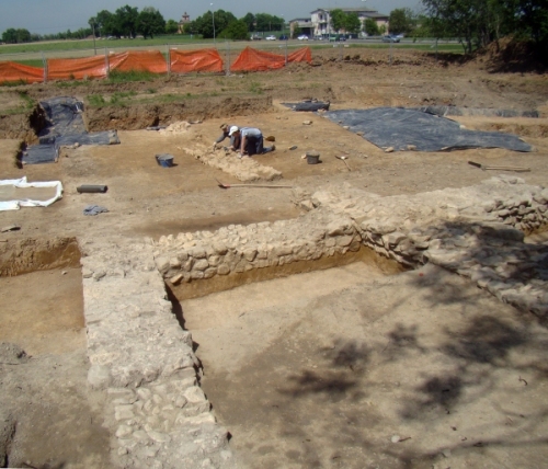 Panoramica degli scavi in corso sulle strutture murarie bassomedievali