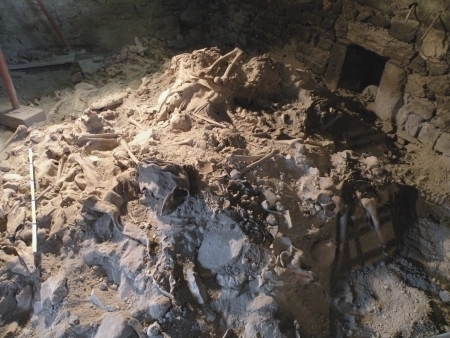 La piramide di corpi di inumati cos come si presentava nel gennaio 2011, al momento del ritrovamento