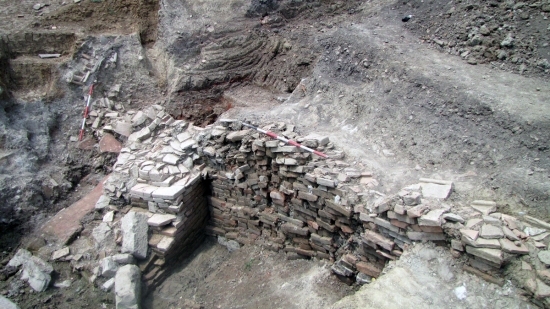 Scala in laterizi per raggiungere la polla sacra del santuario di Montegibbio