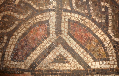 Particolare del mosaico con tessere vitree