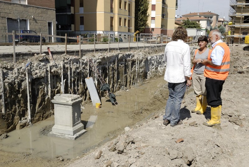 L'ara di Vetilia Egloge all'inizio degli scavi (settembre 2007): poco pi della punta dell'iceberg...