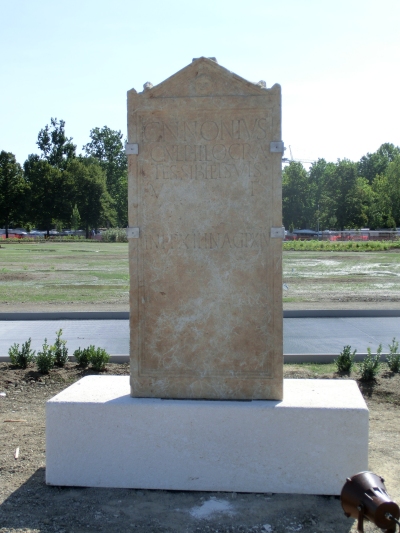 Una delle stele di et romana ricollocate nel Novi Ark 