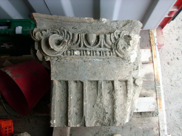 Il capitello ionico pertinente ad una tomba probabilmente ad edicola