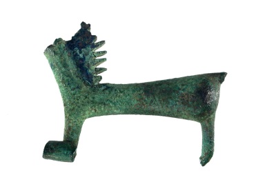 Fibula in bronzo con arco configurato a cavallino (VIII sec.a.C.). Monteveglio (BO), scavi ottocenteschi (Museo Civico Archeologico Bologna)