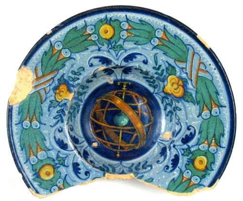 La ciotola in maiolica berettina, decorata con l'attributo tipico dell'astrologo