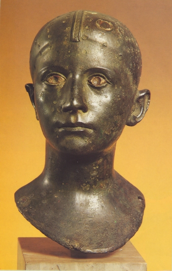 Il busto in bronzo di Baebia Bessilla, rinvenuto negli scavi di Veleia ed esposto al Museo Archeologico Nazionale di Parma