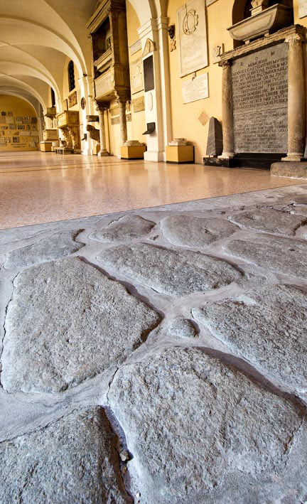 Il tratto di Via Emilia esposto all'interno del Lapidario Estense di Modena