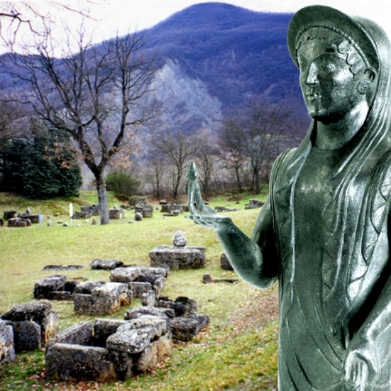Tra i tanti ritrovamenti archeologici di Sergio Sani c'è anche la statuetta in bronzo la statuetta della signora di Marzabotto, ultimo fiore del suo giardino