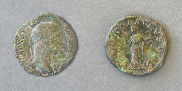 Sesterzio di Alessandro Severo (221-235 d.C.) rinvenuto durante scavo. Zecca di Roma, emissione del 231 d.C. (foto R. Bernadet)