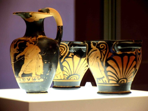 Coppia di skyphoi e oinochoe attici a figure rosse attribuibili al cosiddetto Gruppo del Ragazzo Grasso, attivo nella prima metà del IV sec. a.C.