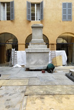 Il monumento di Vetilia Egloge nella sua nuova sistemazione all'interno del Lapidario Romano di Modena