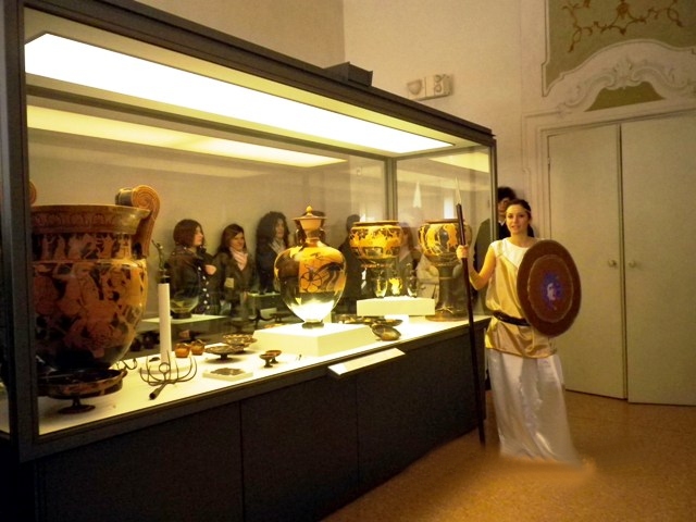Le volontarie del GAF, abbigliate come divinit greche, guidano il pubblico alla scoperta del museo