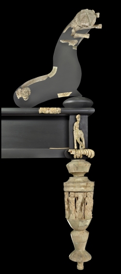 Letto decorato da elementi in osso raffiguranti scene dionisiache: un erote o un giovane Dioniso sostiene una cornucopia, ai piedi unanfora. Da Piacenza (foto Roberto Macr)
