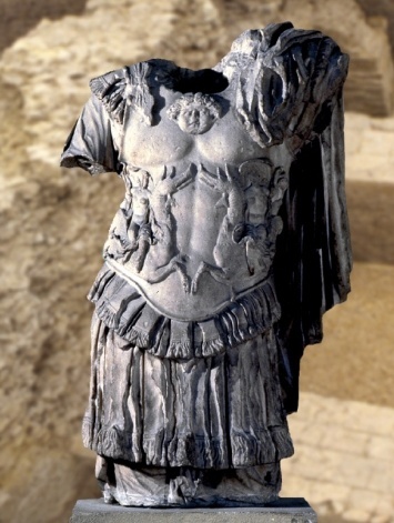Torso marmoreo con corazza (attribuito a Nerone) rinvenuto nell'area di via Carbonesi, oggi conservato al Museo Civico Archeologico di Bologna