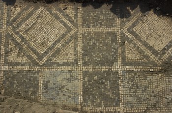 Pavimento a mosaico geometrico rinvenuto durante i lavori di aratura nel 2003