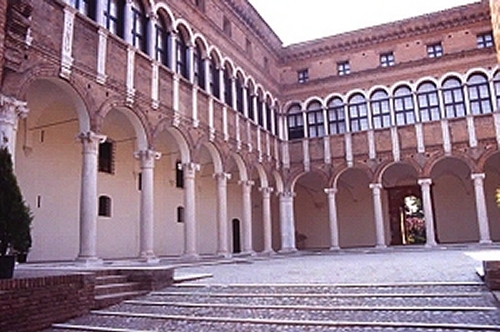 Il Cortile d'Onore del Palazzo di Ludovico il Moro, sede del Museo Archeologico, dove si svolgono tre dei 12 concerti