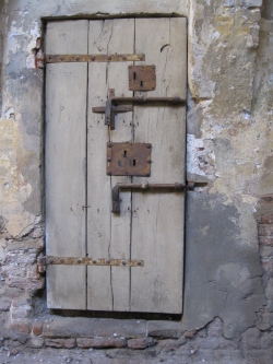 Rocca di Lugo. Una delle porte delle celle delle prigioni in uso nel 1855