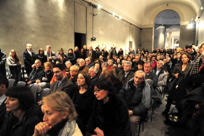 L'affollatissima presentazione della mostra